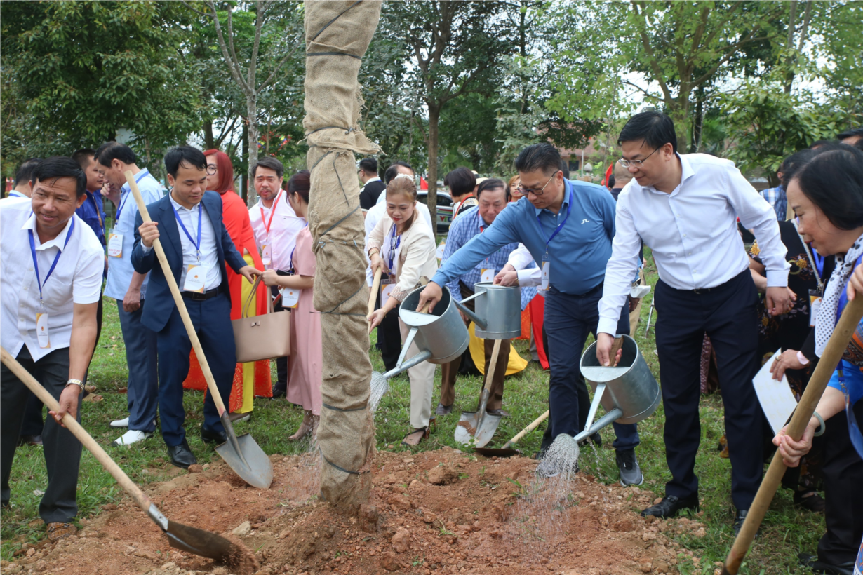 Kiều bào tiêu biểu về đất Tổ dâng hương tưởng niệm các Vua Hùng (25/4/2023)